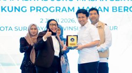 Wakil Gubernur Jawa Timur Emil Elestianto Dardak saat membuka kegiatan Sosialisasi Pemberdayaan Ekonomi Kerakyatan dengan tema Diseminasi Keamanan Pangan Dan Peningkatan Kapasitas Juru Masak Serta Ahli Gizi dalam Mendukung Program Makan Bergizi Gratis (MBG) di Widya Mandala Hall, Surabaya. (Foto: Adpim For DigitalJatim)