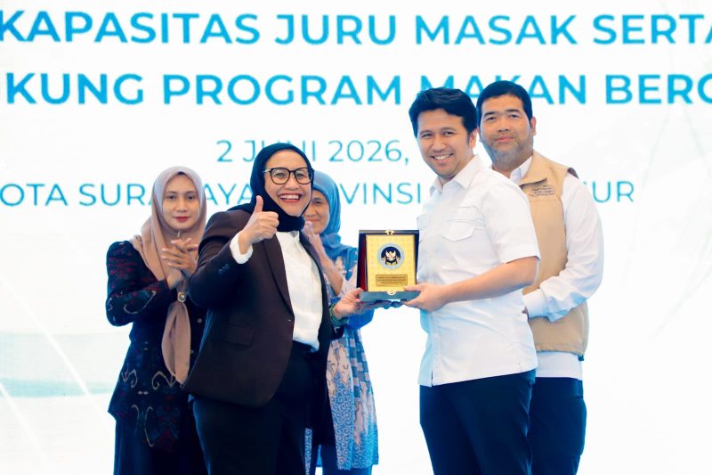 Wakil Gubernur Jawa Timur Emil Elestianto Dardak saat membuka kegiatan Sosialisasi Pemberdayaan Ekonomi Kerakyatan dengan tema Diseminasi Keamanan Pangan Dan Peningkatan Kapasitas Juru Masak Serta Ahli Gizi dalam Mendukung Program Makan Bergizi Gratis (MBG) di Widya Mandala Hall, Surabaya. (Foto: Adpim For DigitalJatim)