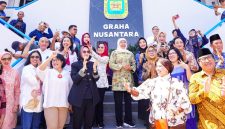 Gubernur Jawa Timur Khofifah Indar Parawansa meresmikan Gedung Graha Nusantara di SMA Negeri 2 Surabaya. (Foto: Adpim For DigitalJatim)