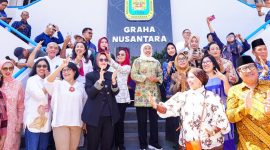 Gubernur Jawa Timur Khofifah Indar Parawansa meresmikan Gedung Graha Nusantara di SMA Negeri 2 Surabaya. (Foto: Adpim For DigitalJatim)