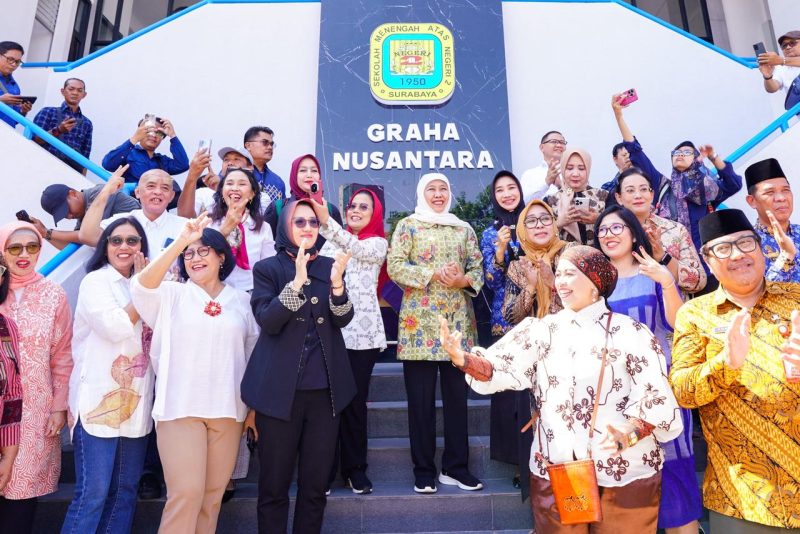 Gubernur Jawa Timur Khofifah Indar Parawansa meresmikan Gedung Graha Nusantara di SMA Negeri 2 Surabaya. (Foto: Adpim For DigitalJatim)