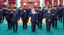 Gubernur Jawa Timur Khofifah Indar Parawansa melantik 65 kepala sekolah jenjang SMA, SMK dan SLB di Gedung Negara Grahadi, Surabaya.(Foto: Adpim For DigitalJatim)