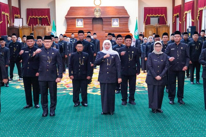 Gubernur Jawa Timur Khofifah Indar Parawansa melantik 65 kepala sekolah jenjang SMA, SMK dan SLB di Gedung Negara Grahadi, Surabaya.(Foto: Adpim For DigitalJatim)