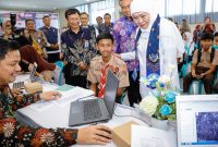 Gubernur Jawa Timur Khofifah Indar Parawansa memantau jalannya proses pengambilan pin dan verifikasi data dalam proses Sistem Penerimaan Murid Baru (SPMB) di SMKN 1 dan SMAN 4 Madiun. (Foto: Adpim For DigitalJatim)