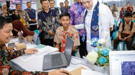 Gubernur Jawa Timur Khofifah Indar Parawansa memantau jalannya proses pengambilan pin dan verifikasi data dalam proses Sistem Penerimaan Murid Baru (SPMB) di SMKN 1 dan SMAN 4 Madiun. (Foto: Adpim For DigitalJatim)