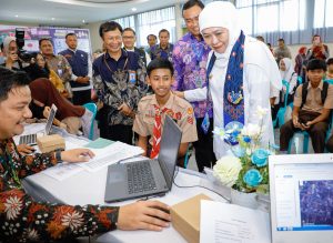 Pantau Verifikasi SPMB di Madiun, Gubernur Khofifah Pastikan Pengambilan PIN Berjalan Lancar