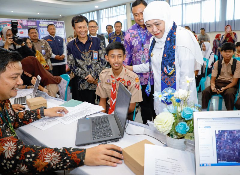 Gubernur Jawa Timur Khofifah Indar Parawansa memantau jalannya proses pengambilan pin dan verifikasi data dalam proses Sistem Penerimaan Murid Baru (SPMB) di SMKN 1 dan SMAN 4 Madiun. (Foto: Adpim For DigitalJatim)