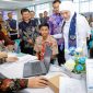 Gubernur Jawa Timur Khofifah Indar Parawansa memantau jalannya proses pengambilan pin dan verifikasi data dalam proses Sistem Penerimaan Murid Baru (SPMB) di SMKN 1 dan SMAN 4 Madiun. (Foto: Adpim For DigitalJatim)