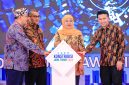 Gubernur Khofifah didampingi Wakil Gubernur Emil Elestianto Dardak saat menghadiri Expo Konstruksi Jawa Timur 2026 sekaligus mengukuhkan Forum Jasa Konstruksi Provinsi Jawa Timur Periode 2026–2029 di Grand City Exhibition Hall Surabaya. (Foto: Adpim For DigitalJatim)