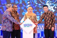 Gubernur Khofifah didampingi Wakil Gubernur Emil Elestianto Dardak saat menghadiri Expo Konstruksi Jawa Timur 2026 sekaligus mengukuhkan Forum Jasa Konstruksi Provinsi Jawa Timur Periode 2026–2029 di Grand City Exhibition Hall Surabaya. (Foto: Adpim For DigitalJatim)