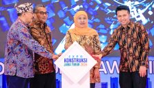 Gubernur Khofifah didampingi Wakil Gubernur Emil Elestianto Dardak saat menghadiri Expo Konstruksi Jawa Timur 2026 sekaligus mengukuhkan Forum Jasa Konstruksi Provinsi Jawa Timur Periode 2026–2029 di Grand City Exhibition Hall Surabaya. (Foto: Adpim For DigitalJatim)