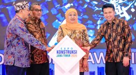 Gubernur Khofifah didampingi Wakil Gubernur Emil Elestianto Dardak saat menghadiri Expo Konstruksi Jawa Timur 2026 sekaligus mengukuhkan Forum Jasa Konstruksi Provinsi Jawa Timur Periode 2026–2029 di Grand City Exhibition Hall Surabaya. (Foto: Adpim For DigitalJatim)