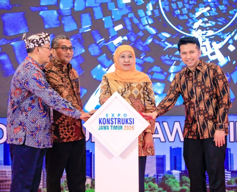 Gubernur Khofifah didampingi Wakil Gubernur Emil Elestianto Dardak saat menghadiri Expo Konstruksi Jawa Timur 2026 sekaligus mengukuhkan Forum Jasa Konstruksi Provinsi Jawa Timur Periode 2026–2029 di Grand City Exhibition Hall Surabaya. (Foto: Adpim For DigitalJatim)