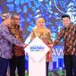 Gubernur Khofifah didampingi Wakil Gubernur Emil Elestianto Dardak saat menghadiri Expo Konstruksi Jawa Timur 2026 sekaligus mengukuhkan Forum Jasa Konstruksi Provinsi Jawa Timur Periode 2026–2029 di Grand City Exhibition Hall Surabaya. (Foto: Adpim For DigitalJatim)
