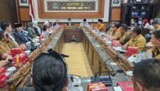 Komisi E DPRD Provinsi Jawa Timur menerima audiensi Forum Komunikasi TPG Jawa Timur yang mewakili guru ASN SMA, SMK, dan SLB dari berbagai daerah di DPRD Jawa Timur.