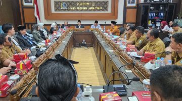 Komisi E DPRD Provinsi Jawa Timur menerima audiensi Forum Komunikasi TPG Jawa Timur yang mewakili guru ASN SMA, SMK, dan SLB dari berbagai daerah di DPRD Jawa Timur.