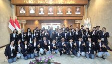 Kunjungan mahasiswa Universitas Merdeka (Unmer) Malang ke Gedung DPRD Jawa Timur, Selasa (9/6/2026), mendapat sambutan hangat dari Sekretaris Fraksi PKS DPRD Jatim Puguh Wiji Pamungkas.