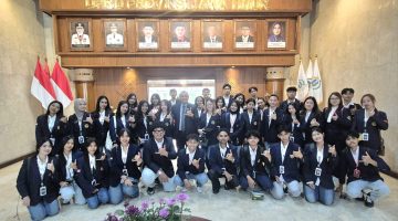 Kunjungan mahasiswa Universitas Merdeka (Unmer) Malang ke Gedung DPRD Jawa Timur, Selasa (9/6/2026), mendapat sambutan hangat dari Sekretaris Fraksi PKS DPRD Jatim Puguh Wiji Pamungkas.