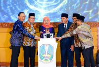 Gubernur Jawa Timur Khofifah Indar Parawansa terus memperkuat investasi pembangunan sumber daya manusia (SDM) berbasis pesantren melalui peluncuran Program Beasiswa Lembaga Pengembangan Pesantren dan Diniyah (LPPD) Provinsi Jawa Timur Tahun 2026 di Ruang Hayam Wuruk Kantor Sekretariat Daerah Provinsi Jawa Timur. (Foto: Adpim for DigitalJatim)