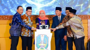 Gubernur Jawa Timur Khofifah Indar Parawansa terus memperkuat investasi pembangunan sumber daya manusia (SDM) berbasis pesantren melalui peluncuran Program Beasiswa Lembaga Pengembangan Pesantren dan Diniyah (LPPD) Provinsi Jawa Timur Tahun 2026 di Ruang Hayam Wuruk Kantor Sekretariat Daerah Provinsi Jawa Timur. (Foto: Adpim for DigitalJatim)
