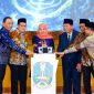 Gubernur Jawa Timur Khofifah Indar Parawansa terus memperkuat investasi pembangunan sumber daya manusia (SDM) berbasis pesantren melalui peluncuran Program Beasiswa Lembaga Pengembangan Pesantren dan Diniyah (LPPD) Provinsi Jawa Timur Tahun 2026 di Ruang Hayam Wuruk Kantor Sekretariat Daerah Provinsi Jawa Timur. (Foto: Adpim for DigitalJatim)
