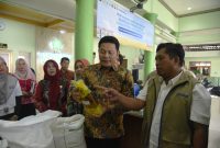 Bupati Sidoarjo Subandi didampingi Ketua TP PKK sekaligus Anggota Komisi E DPRD Jawa Timur dr. Sriatun hadir langsung untuk memantau proses distribusi di Kantor Desa Pabean, Sedati. (Foto: Humas Pemkab)
