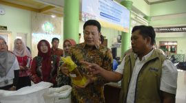 Bupati Sidoarjo Subandi didampingi Ketua TP PKK sekaligus Anggota Komisi E DPRD Jawa Timur dr. Sriatun hadir langsung untuk memantau proses distribusi di Kantor Desa Pabean, Sedati. (Foto: Humas Pemkab)
