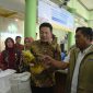 Bupati Sidoarjo Subandi didampingi Ketua TP PKK sekaligus Anggota Komisi E DPRD Jawa Timur dr. Sriatun hadir langsung untuk memantau proses distribusi di Kantor Desa Pabean, Sedati. (Foto: Humas Pemkab)