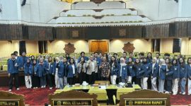 uluhan mahasiswa Fakultas Ilmu Sosial dan Ilmu Politik (FISIP) Universitas Airlangga (Unair) Surabaya melakukan kunjungan akademik ke DPRD Jawa Timur. (Foto: Istimewa)