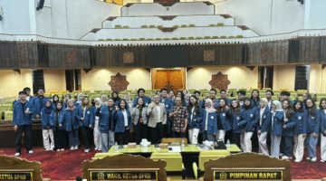 uluhan mahasiswa Fakultas Ilmu Sosial dan Ilmu Politik (FISIP) Universitas Airlangga (Unair) Surabaya melakukan kunjungan akademik ke DPRD Jawa Timur. (Foto: Istimewa)