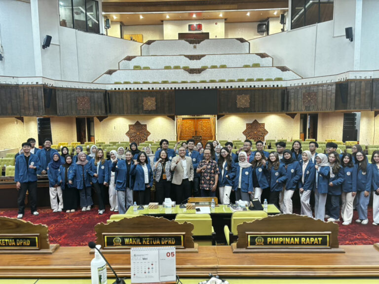 uluhan mahasiswa Fakultas Ilmu Sosial dan Ilmu Politik (FISIP) Universitas Airlangga (Unair) Surabaya melakukan kunjungan akademik ke DPRD Jawa Timur. (Foto: Istimewa)