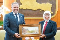 Gubernur Jawa Timur Khofifah Indar Parawansa menerima kunjungan Delegasi Saint Petersburg, Federasi Rusia, yang dipimpin Ketua Majelis Legislatif Saint Petersburg Alexander N. Belskiy di Gedung Negara Grahadi Surabaya. (Foto: Adpim For DigitalJatim)