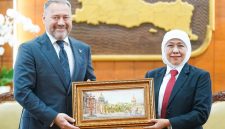Gubernur Jawa Timur Khofifah Indar Parawansa menerima kunjungan Delegasi Saint Petersburg, Federasi Rusia, yang dipimpin Ketua Majelis Legislatif Saint Petersburg Alexander N. Belskiy di Gedung Negara Grahadi Surabaya. (Foto: Adpim For DigitalJatim)