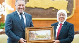 Gubernur Jawa Timur Khofifah Indar Parawansa menerima kunjungan Delegasi Saint Petersburg, Federasi Rusia, yang dipimpin Ketua Majelis Legislatif Saint Petersburg Alexander N. Belskiy di Gedung Negara Grahadi Surabaya. (Foto: Adpim For DigitalJatim)