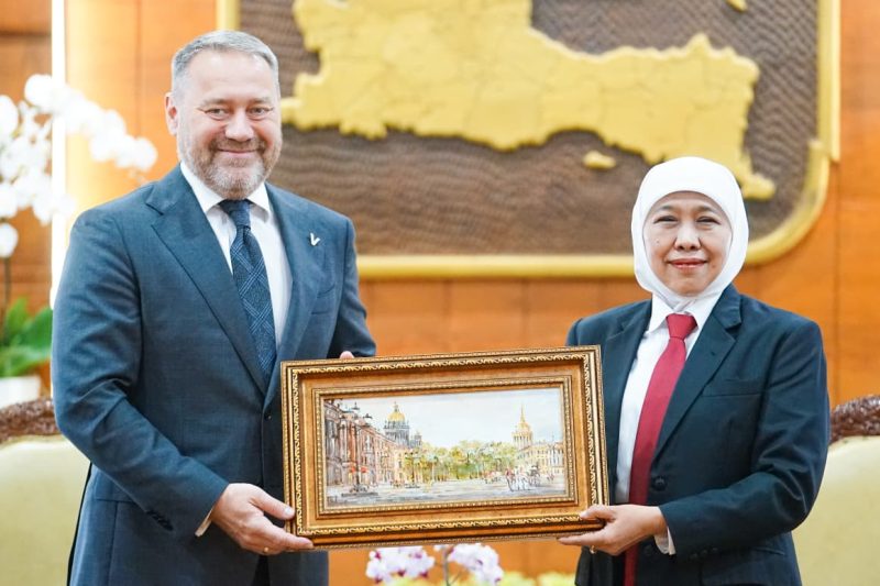 Gubernur Jawa Timur Khofifah Indar Parawansa menerima kunjungan Delegasi Saint Petersburg, Federasi Rusia, yang dipimpin Ketua Majelis Legislatif Saint Petersburg Alexander N. Belskiy di Gedung Negara Grahadi Surabaya. (Foto: Adpim For DigitalJatim)