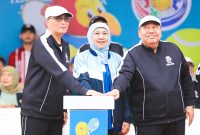 Gubernur Jawa Timur Khofifah Indar Parawansa mendampingi Ketua Mahkamah Agung Republik Indonesia Prof. Dr. Sunarto membuka Kejuaraan Nasional (Kejurnas) Tenis Beregu XX Piala Ketua Mahkamah Agung RI Tahun 2026 di Stadion Gajayana, Kota Malang. (foto: Adpim For DigitalJatim)