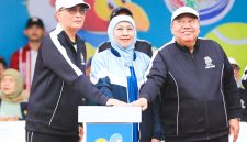 Gubernur Jawa Timur Khofifah Indar Parawansa mendampingi Ketua Mahkamah Agung Republik Indonesia Prof. Dr. Sunarto membuka Kejuaraan Nasional (Kejurnas) Tenis Beregu XX Piala Ketua Mahkamah Agung RI Tahun 2026 di Stadion Gajayana, Kota Malang. (foto: Adpim For DigitalJatim)