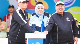 Gubernur Jawa Timur Khofifah Indar Parawansa mendampingi Ketua Mahkamah Agung Republik Indonesia Prof. Dr. Sunarto membuka Kejuaraan Nasional (Kejurnas) Tenis Beregu XX Piala Ketua Mahkamah Agung RI Tahun 2026 di Stadion Gajayana, Kota Malang. (foto: Adpim For DigitalJatim)