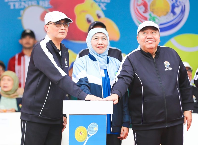 Gubernur Jawa Timur Khofifah Indar Parawansa mendampingi Ketua Mahkamah Agung Republik Indonesia Prof. Dr. Sunarto membuka Kejuaraan Nasional (Kejurnas) Tenis Beregu XX Piala Ketua Mahkamah Agung RI Tahun 2026 di Stadion Gajayana, Kota Malang. (foto: Adpim For DigitalJatim)