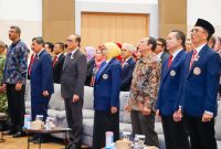 Ketua Umum Pengurus Pusat Ikatan Alumni Universitas Airlangga (IKA UNAIR) Khofifah Indar Parawansa melantik  pengurus IKA UNAIR Komisariat Fakultas Hukum Masa Bakti 2025-2030 di Ruang Pringgodigdo Fakultas Hukum Kampus B UNAIR. (Foto: Adpim For DigitalJatim)