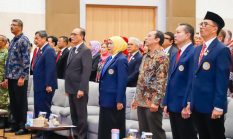Khofifah Lantik Pengurus IKA UNAIR FH, Dorong Alumni Perkuat Jejaring dan Pengabdian untuk Bangsa