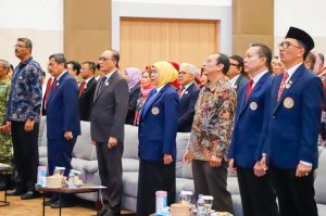 Khofifah Lantik Pengurus IKA UNAIR FH, Dorong Alumni Perkuat Jejaring dan Pengabdian untuk Bangsa