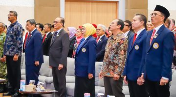 Ketua Umum Pengurus Pusat Ikatan Alumni Universitas Airlangga (IKA UNAIR) Khofifah Indar Parawansa melantik  pengurus IKA UNAIR Komisariat Fakultas Hukum Masa Bakti 2025-2030 di Ruang Pringgodigdo Fakultas Hukum Kampus B UNAIR. (Foto: Adpim For DigitalJatim)