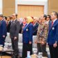Ketua Umum Pengurus Pusat Ikatan Alumni Universitas Airlangga (IKA UNAIR) Khofifah Indar Parawansa melantik  pengurus IKA UNAIR Komisariat Fakultas Hukum Masa Bakti 2025-2030 di Ruang Pringgodigdo Fakultas Hukum Kampus B UNAIR. (Foto: Adpim For DigitalJatim)