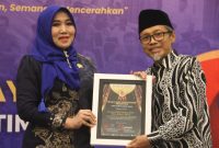 Anggota DPD RI dan MPR RI, Dr Lia Istifhama atau yang akrab disapa Ning Lia, menerima anugerah Maklumat Partnership Awards 2026 kategori Politisi Peduli Pendidikan Inklusi dalam agenda Rapat Koordinasi Lembaga Hikmah dan Kebijakan Publik (LHKP) PWM Jawa Timur yang dirangkaikan dengan Milad Ke-3 Maklumat.id di Hotel Santika Surabaya. (Foto: Istimewa)
