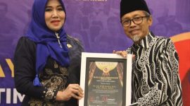 Anggota DPD RI dan MPR RI, Dr Lia Istifhama atau yang akrab disapa Ning Lia, menerima anugerah Maklumat Partnership Awards 2026 kategori Politisi Peduli Pendidikan Inklusi dalam agenda Rapat Koordinasi Lembaga Hikmah dan Kebijakan Publik (LHKP) PWM Jawa Timur yang dirangkaikan dengan Milad Ke-3 Maklumat.id di Hotel Santika Surabaya. (Foto: Istimewa)
