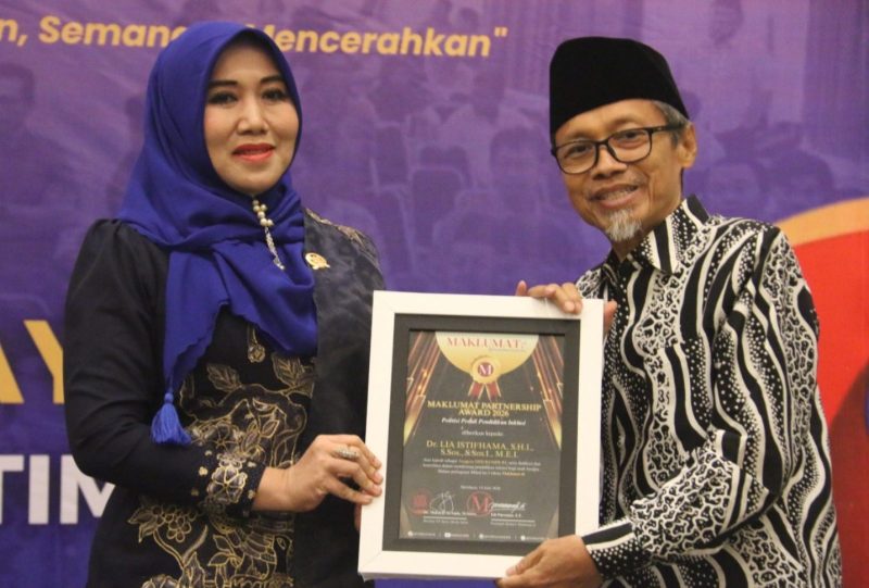 Anggota DPD RI dan MPR RI, Dr Lia Istifhama atau yang akrab disapa Ning Lia, menerima anugerah Maklumat Partnership Awards 2026 kategori Politisi Peduli Pendidikan Inklusi dalam agenda Rapat Koordinasi Lembaga Hikmah dan Kebijakan Publik (LHKP) PWM Jawa Timur yang dirangkaikan dengan Milad Ke-3 Maklumat.id di Hotel Santika Surabaya. (Foto: Istimewa)