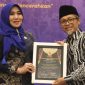 Anggota DPD RI dan MPR RI, Dr Lia Istifhama atau yang akrab disapa Ning Lia, menerima anugerah Maklumat Partnership Awards 2026 kategori Politisi Peduli Pendidikan Inklusi dalam agenda Rapat Koordinasi Lembaga Hikmah dan Kebijakan Publik (LHKP) PWM Jawa Timur yang dirangkaikan dengan Milad Ke-3 Maklumat.id di Hotel Santika Surabaya. (Foto: Istimewa)