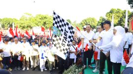 Sambut Tahun Baru Islam 1448 H, Gubernur Khofifah Ajak Warga Ikut Jalan Sehat di Masjid Al Akbar. (Foto: Adpim For DigitalJatim)