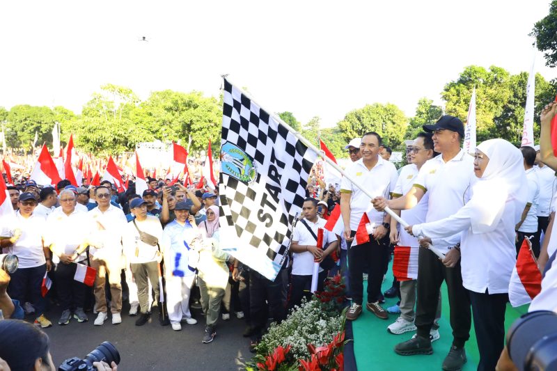 Sambut Tahun Baru Islam 1448 H, Gubernur Khofifah Ajak Warga Ikut Jalan Sehat di Masjid Al Akbar. (Foto: Adpim For DigitalJatim)